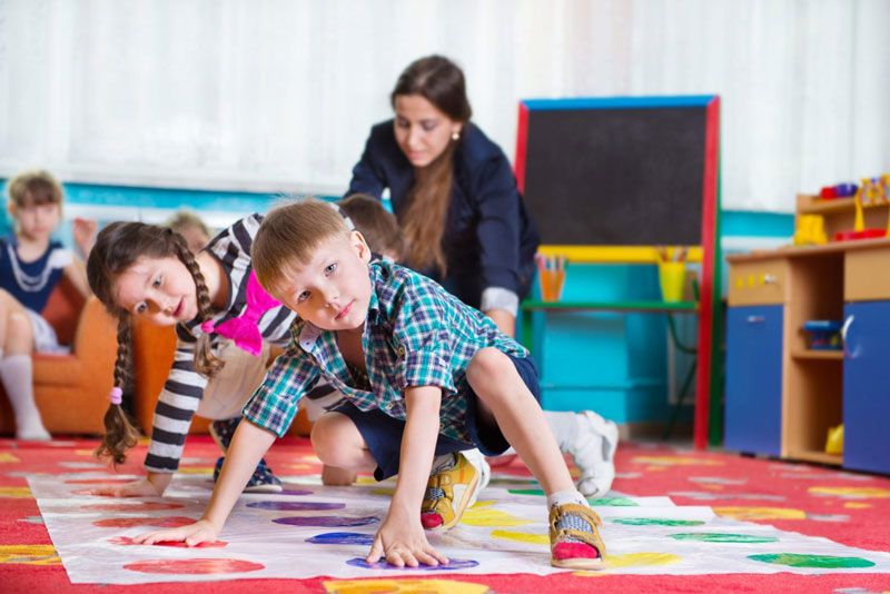 Tổ chức và hướng dẫn chơi Twister cho nhóm đông người